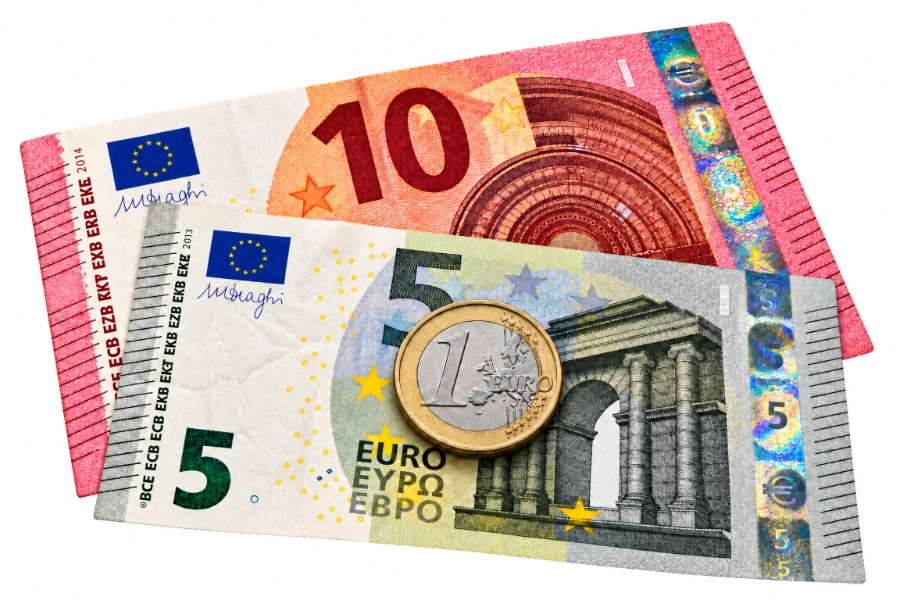 Ein 10-Euro-Schein, ein 5-Euro-Schein und eine 1-Euro-Münze, Personalvermittlung Staff Eins.