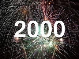 Weißes „2000“ über Feuerwerk vor schwarzem Himmel, Personalvermittlung Staff Eins für Studentenjobs.