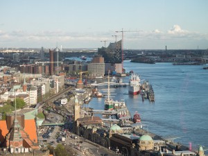 Blick über den Hamburger Hafen mit Elbphilharmonie und Landungsbrücken, Personalvermittlung Staff Eins für Studentenjobs.
