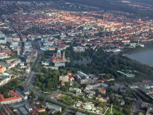 Luftaufnahme von Hannover mit Neustädter Kirche und Maschsee, Personalvermittlung Staff Eins für Studentenjobs.