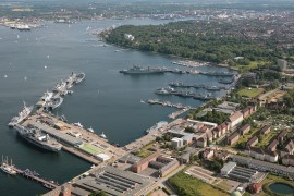 Marinehafen Kiel mit Kriegsschiffen an den Kais, Personalvermittlung Staff Eins für Studentenjobs.