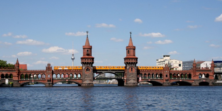 Oberbaumbrücke in Berlin mit U-Bahn und Fernsehturm, Personalvermittlung Staff Eins für Studentenjobs.