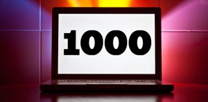 Laptop mit der Zahl 1000 auf dem Bildschirm, Personalvermittlung Staff Eins für Studentenjobs.