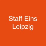 Orangefarbene Grafik mit dem weißen Text „Staff Eins Leipzig“ – Jobvermittlung durch Staff Eins.