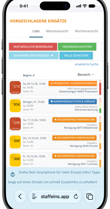 Smartphone zeigt die App von Staff Eins mit Vorschlägen für Einsätze und Personalvermittlung.